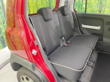 後部座席も気になるようなキズ・汚れやへたり等、大きなダメージはなく、良好な状態です。