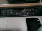 フルオートエアコン搭載しております、快適なドライブができそうですね。