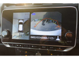 アラウンドビューモニター、まるで上空から見下ろししているかの映像がナビ画面で確認でき、安心して駐車をサポートすることができます。