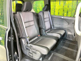 後部座席も気になるようなキズ・汚れやへたり等、大きなダメージはなく、良好な状態です。