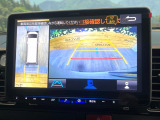 【パノラミックビューモニター】専用のカメラにより、上から見下ろしたような視点で360度クルマの周囲を確認することができます☆死角部分も確認しやすく、狭い場所での切り返しや駐車もスムーズに行えます。