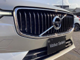 中央の大きな「VOLVO」エンブレム(アイアンマーク)には、フロントカメラがさりげなく埋め込まれています。デザインを邪魔せずにハイテク機能を実現しているのがスマートです。