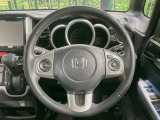 【純正革巻きステアリング】上質な革を使用することで、手にしっかり馴染みとても運転しやすいハンドルです♪