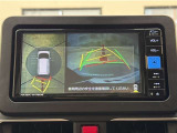 真上から見下ろしたような視点で車とその周囲を確認出来る画面と、車両後方を映し出すバックモニター画面の2つを表示してくれます。
