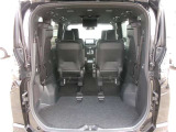 3列目を跳ね上げるとより大きな荷室になります。キャンプ用品など大きな荷物もばっちり収納できます!