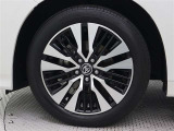 専用18インチアルミホイール(切削光輝+ブラック塗装)が装着されています。タイヤサイズ235/50R18