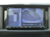 全周囲カメラで、クルマを上空から見下ろしているかのような映像を映し出します。周囲の状況がひと目でわかります!