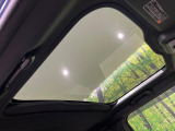 【ガラスルーフ】ガラスルーフ搭載で車内の解放感が一気にアップ!開放的なドライブをお楽しみいただけます。