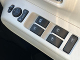 運転席ドアのウインドウ操作スイッチです。すべてのウインドウの開閉操作が可能です。ドアミラーはオート開閉なので、ドアロックで自動で閉じ、エンジンスタートで自動で開きます。