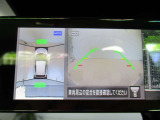 アラウンドビューモニター搭載。車体を4方向のカメラで「上から見下ろしたような映像」を映します。車庫入れが苦手な方も映像サポートでラクラク駐車できます。