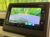 【バックカメラ】駐車時に後方がリアルタイム映像で確認できます。大型商業施設や立体駐車場での駐車時や、夜間のバック時に大活躍!運転スキルに関わらず、今や必須となった装備のひとつです!