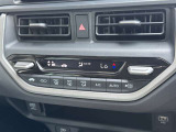 エアコンはオートエアコンです(^-^)温度調節も細かくできるので車内を快適な温度にできますよ(*^^*)人気の装備です☆
