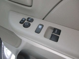 ■全窓電動ウィンドウ(運転席のみオート)。■チャイルドロックウィンドウスイッチ。■全席ロックアンロックスイッチ。