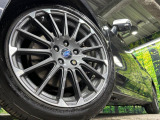 【グレード専用純正18インチアルミホイール】デザイン性の高い純正アルミホイールを装着しております。各種社外アルミホイールや、スタッドレスタイヤも取扱いしております。是非ご相談ください♪