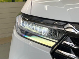 【LEDヘッドライト】悪天候や夜間走行時も良好な視界を確保し安心して運転できる高輝度LEDヘッドライトを装備!点灯速度が早く、消費電力も抑えられています。