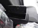 フロントセンターアームレスト。蓋つきの収納スペースになってエコバッグや運転用の眼鏡やサングラスなどをしまっておくのにぴったり。