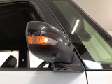 【ウインカーミラー】方向指示器をミラーのランプに点灯。対向車への視認性を高め、安心安全な方向転換をサポートします♪