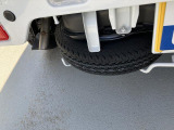 荷台の下にスペアタイヤがあります。