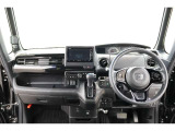 操作性に優れた運転席となります!小物入れや各ボタンの配置にこだわり、使いやすいです!座り心地もよく視認性も良好なのでロングドライブもお任せ下さい!