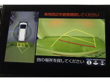 ハンドル操作にあわせてガイドラインが変化するバックガイドモニター搭載。全方位、フロント、左右側面モニターも搭載しているので、周囲の状況を確認しながら駐車出来ます。慣れない場所でも心強いですよ。