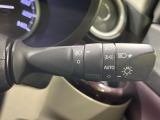 【オートライト】周りの明るさに応じて自動でヘッドライトの点灯・消灯ができる機能です!ライトの付け忘れ・消し忘れなどが無くなり、雨の日や夕方の走行も安心!トンネル通過時も便利ですね♪