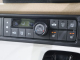 フルオートエアコンが装備されています!お好みの温度設定をするだけでエアコンの風量やモードの切り替えを自動でコントロールしてくれます!ユーザーの操作が少なく燃費走行にもつながります!