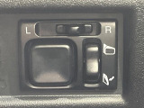 【電動格納ミラー】サイドミラーは電動格納式となっており、狭い駐車場でもキズがつくリスクを抑えられます。