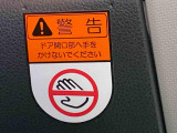 見た目が大事!な外装はぴかっとキレイに磨いており、経年のくすみもよみがえっております。ヘッドライトやドア周辺を磨く際にはマスキングテープを使用して保護しながら丁寧に作業をしております。