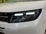 【LEDヘッドライト】悪天候や夜間走行時も良好な視界を確保し安心して運転できる高輝度LEDヘッドライトを装備!点灯速度が早く、消費電力も抑えられています。