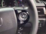 【ステアリングスイッチ】ハンドルには、オーディオコントロールとクルーズコントロールスイッチが装備されており、ハンドルから手を離さずに操作が出来ます。感覚で操作ができて便利で安全です。