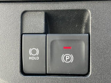 便利で快適な電動パーキングブレーキを装備!停車したときにブレーキペダルから足を離しても停車を維持する『ホールド機能』が付いています。渋滞時等、ずっとブレーキペダルを踏んでいなくても良いので運転が楽に♪