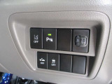 ■車線逸脱警報OFF、パーキングソナー、ヘッドライトマニュアルレベライザー、エマージェンシーブレーキON/OFF、横滑り防止機能OFFスイッチとなります。