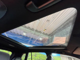 【パノラマルーフ】大型のガラスルーフ搭載で車内の解放感が一気にアップ!開放的なドライブをお楽しみいただけます。