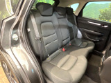 後部座席も気になるようなキズ・汚れやへたり等、大きなダメージはなく、良好な状態です。