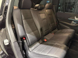 メルセデスのシートは少し硬めになっております。長時間の運転の際、適度な反発があることでお尻や腰の負担を減らす効果が御座います。