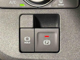 指先だけで簡単に操作が可能な電動パーキングブレーキを採用。「HOLD」スイッチを押すと、渋滞や信号待ちなどでブレーキペダルから足を離しても、ブレーキを保持するので安心です