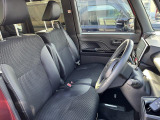 フロントシートはベンチシートです。インパネシフトで足元は広々。運転席と助手席はウォークスルーできます。