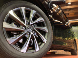 【純正17インチアルミホイール】外観にマッチした純正アルミホイールを装着しております。各種社外アルミホイールや、スタッドレスタイヤも取扱いしております。是非ご相談ください♪