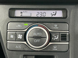 オートエアコンです。オートのボタンを押してダイヤルで室内温を設定していただくと、風量などが自動で調節され、快適な室内温を保ちます♪