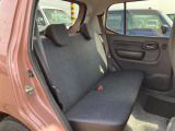 リヤシートも全車消毒済み。足元も軽とは思えない広さがあります。ドアには小物を収納できる便利な【リヤポケット】付。