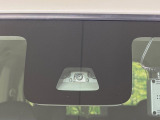 【スマートアシスト】走行中に前方の車両等を認識し、衝突しそうな時は警報とブレーキで衝突回避と被害軽減をアシスト。より安全にドライブをお楽しみいただけます。