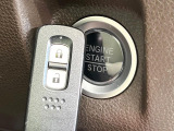 【Hondaスマートキー】カバンやポケットに入れたままでもドアの施錠・解錠が可能なスマートキーを装備。エンジンのオン・オフ時もカギを取り出す必要が無いからとっても便利です♪