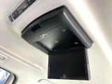 【フリップダウンモニター】大画面モニターで後席でもエンタメをお楽しみいただけます。小さなお子様にも大人気の装備です♪