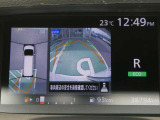 自車を真上から見下ろすように映し出すので周囲の状況が分かるアラウンドビューモニター搭載。フロントカメラとしても使用できます。車庫入れなど苦手な人の頼りになる助っ人です。