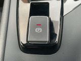 電動パーキングブレーキ。オートブレーキホールドはブレーキペダルを踏んで停車すると、ブレーキペダルから足を離してもクルマがブレーキ力を維持。足の疲れを緩和します。