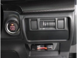 ボタンでエンジン始動が可能な、プッシュスタート機能搭載!もしもの時の、盗難警報装置イモビライザーも同時に装備されております! キーレスのボタン、もしくは、ドアハンドルのスイッチセンサーで開閉可能です!