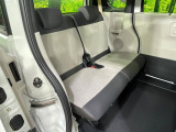 後部座席も気になるようなキズ・汚れやへたり等、大きなダメージはなく、良好な状態です。