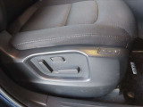 運転席は、10Wayの電動シート仕様になっており、ドライバーの体格に合わせたドライビングポジションを設定可能です。また、頻繁に使うポジションは、メモリー機能で記憶させることが可能です★☆★☆
