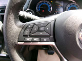 ハンドルにあるステアリングスイッチでオーディオの操作や音量調節が簡単に行えます!
