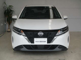 ■日産らしさを引き立てる大きなVモーショングリル。バンパーはエアロ形状で空力を考え設計されています。